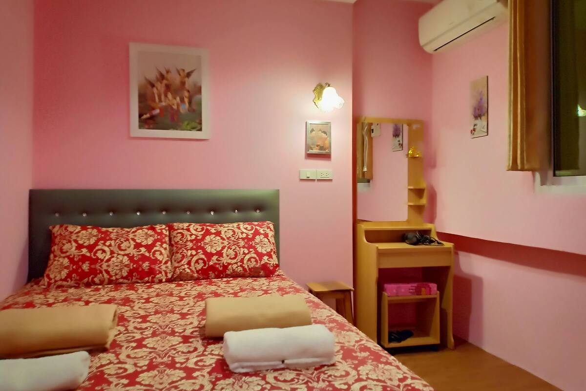 Standard Room (Pink) | Soundproofing, free WiFi, bed sheets