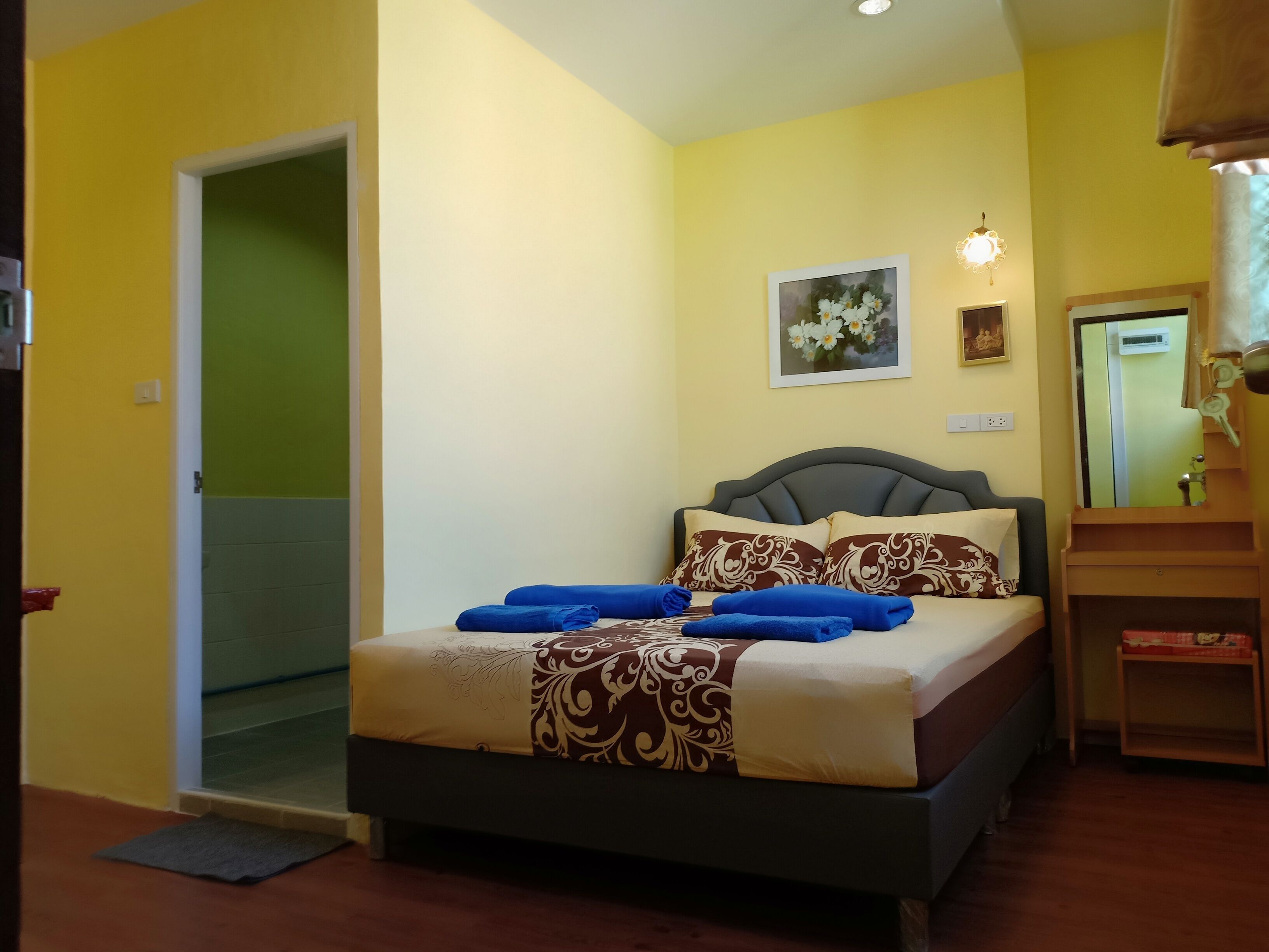 Standard Room (Yellow) | Soundproofing, free WiFi, bed sheets