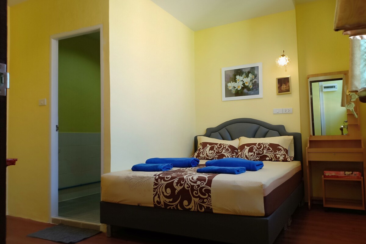 Standard Room (Yellow) | Soundproofing, free WiFi, bed sheets
