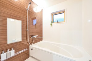 Ferienhaus (Private Vacation Home) | Badezimmer | Badewanne und Dusche (separat), Regendusche, kostenlose Toilettenartikel