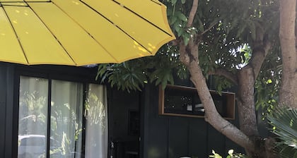 Studio in lush greenery located 200m from the beach