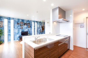 Refrigerador con freezer, microondas, placa de cocina, horno eléctrico