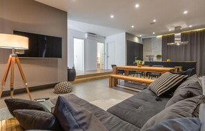 Smart TV, fireplace, table football - Gorgeous home in Katuni (Katuni)