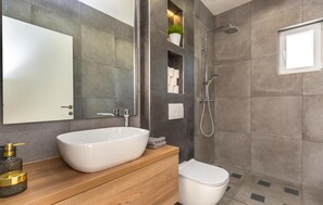 Shower - Gorgeous home in Katuni (Katuni)