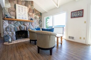 Smart TV, fireplace - Beautiful Crystal Lake Waterfront, Central AC, Dock, Kayaks, Paddleboards (Frankfort)