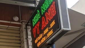 Un bâtiment sur lequel on peut voir une enseigne indiquant le numéro 574, ainsi qu’une enseigne au néon au-dessus.