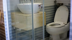 Habitación Deluxe doble | Baño | Ducha, artículos de higiene personal gratuitos y toallas