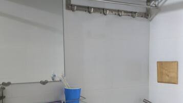 Deluxe Triple Room | Bathroom