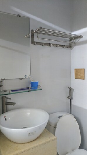 Kolmen hengen deluxe-huone | Kylpyhuone | Suihku, ilmaiset hygieniatuotteet, pyyhkeet