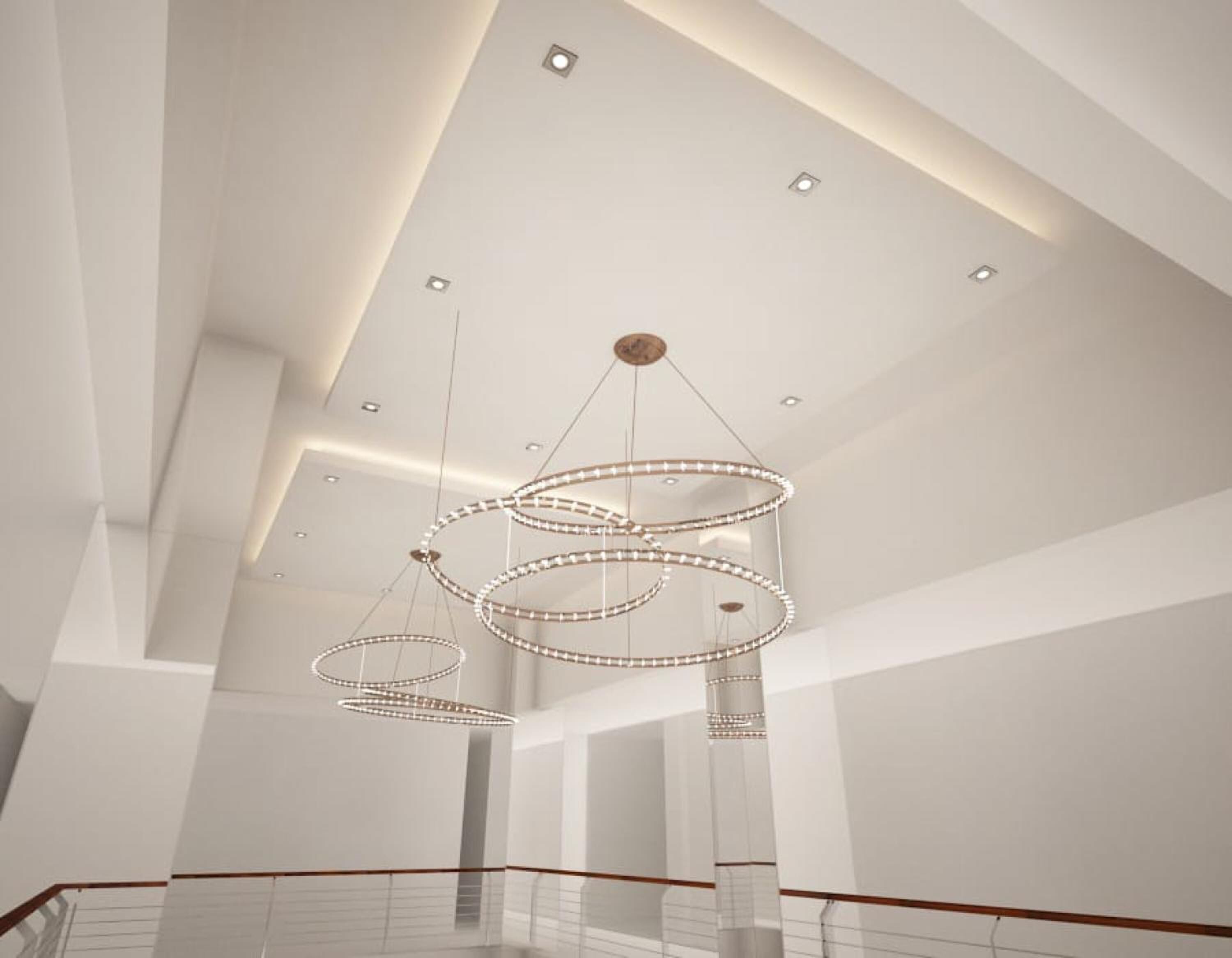 Un interior amplio con una lámpara moderna y luces empotradas.