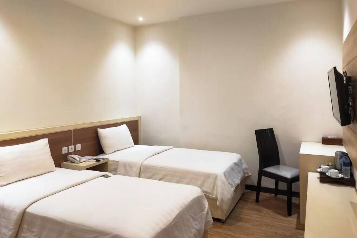 1 habitación, caja de seguridad en la habitación y escritorio