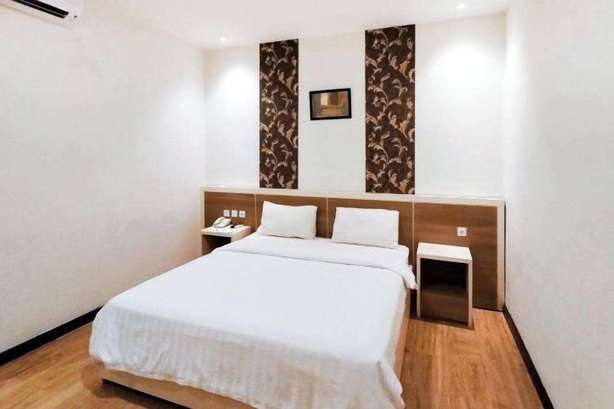 1 habitación, caja de seguridad en la habitación y escritorio
