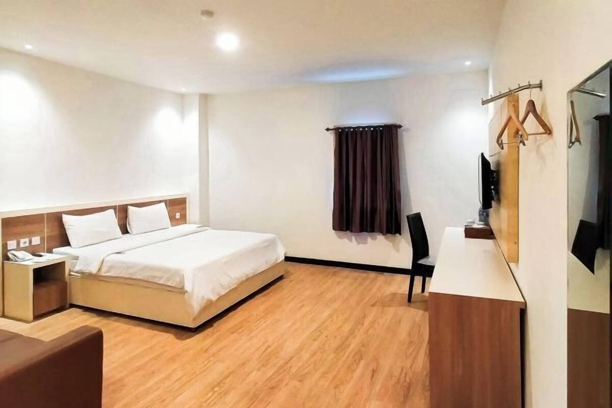 1 habitación, caja de seguridad en la habitación y escritorio