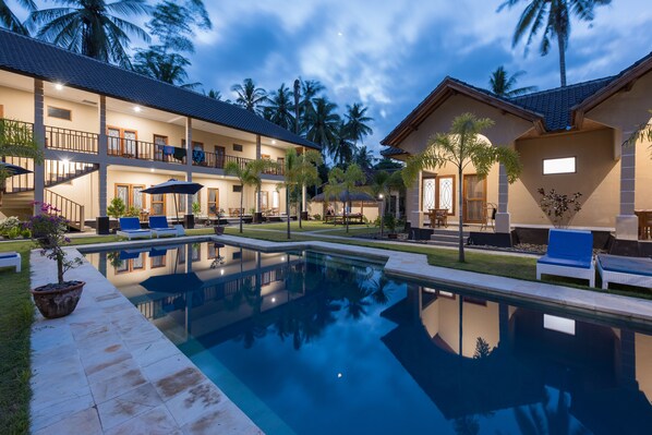 Outdoor pool, sun loungers - Yuli's Homestay (Kuta)