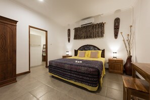 Standard Double Room | Desk, bed sheets - Yuli's Homestay (Kuta)