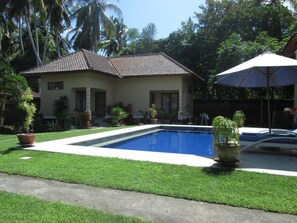 Outdoor pool, sun loungers - Yuli's Homestay (Kuta)