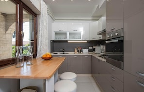 Kühlschrank, Herdplatte, Geschirrspüler