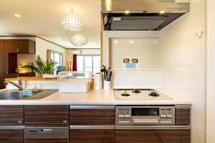 Refrigerador, microondas, placa de cocina, lavavajillas