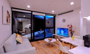 Appartement Exécutif, 1 chambre | Coin séjour | TV connectée de 55 pouces avec chaînes numériques, télévision, Netflix