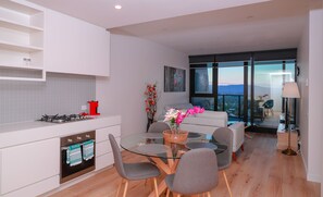 Executive-huoneisto, 2 makuuhuonetta, 2 kylpyhuonetta | Yksityinen keittiö | Täysikokoinen jääkaappi, mikroaaltouuni, uuni, liesi