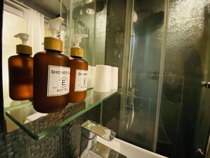 Deluxe Double Room | Bathroom | Shower, free toiletries, hair dryer, slippers - Guest House Conext (Kowloon)