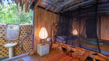 Villa Supérieure | Salle de bain | Baignoire et douche séparées, articles de toilette gratuits, savon