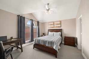 2 habitaciones, escritorio y tabla de planchar con plancha 
