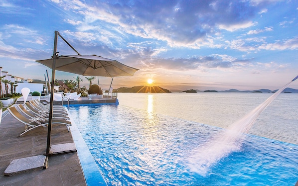 Seasonal outdoor pool - Le Ciel Pool Villa Pension (Yeosu)