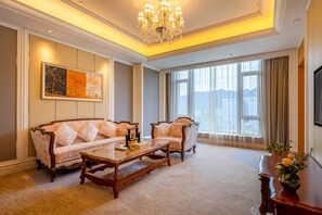 Deluxe Suite | Living area