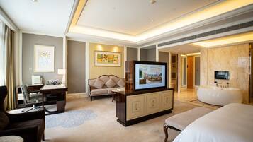 Business King Room | In-room safe, desk, blackout curtains, free WiFi