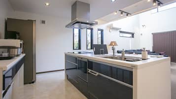 Villa (Yoshibo) | Cocina privada | Frigorífico, microondas, placa de cocina y hervidor eléctrico