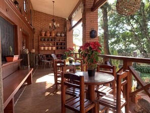 Petit déjeuner, déjeuner et dîner servis sur place