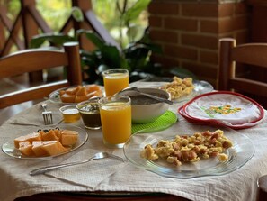 Petit déjeuner, déjeuner et dîner servis sur place