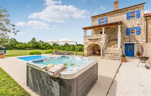 A stone house with a hot tub and a swimming pool. - Luxurious home in Brscici (Brscici)