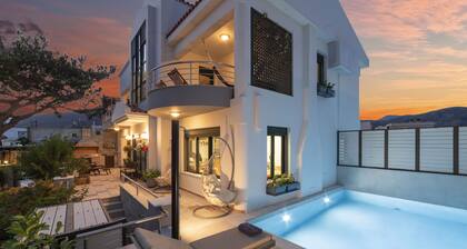 Deluxe 4 bedroom villa with loft next to beach