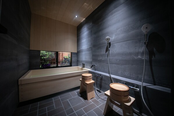 独立别墅 (Tenyu) | 浴室 | 独立的浴缸和淋浴、免费洗浴用品、吹风机、电子马桶
