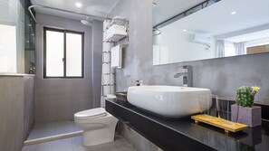 Phòng đôi tiện nghi đơn giản | Phòng tắm | Buồng tắm vòi sen, đồ dùng nhà tắm miễn phí, máy sấy tóc 