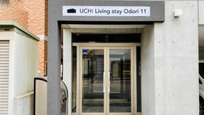 L'ingresso di UCHI Living Stay Odori 11, con una porta in vetro e un cartello sopra.