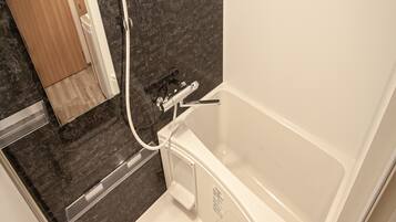 Sèche-cheveux, chaussons, bidet, serviettes fournies