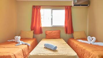 1 多间卧室、客房内保险箱、办公桌、熨斗/熨衣板