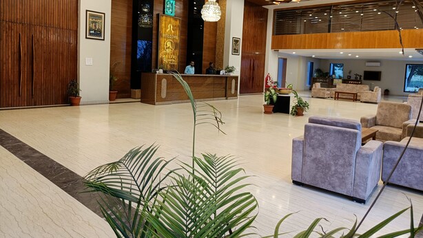 Eine geräumige Lobby mit Empfangstresen, Sitzgelegenheiten und moderner Einrichtung.