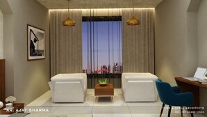 Ein modernes Wohnzimmer mit Blick auf die Stadt, zwei weiße Sofas, ein blauer Sessel, ein Couchtisch aus Holz und ein Schreibtisch mit einem Laptop.
