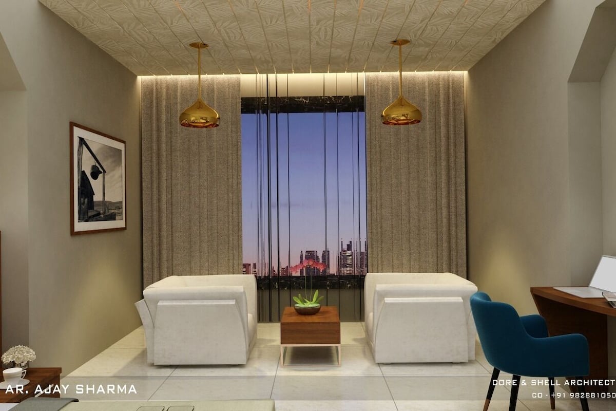 Un salon moderne avec vue sur la ville, comprenant deux canapés blancs, un fauteuil bleu, une table basse en bois et un bureau avec un ordinateur portable.