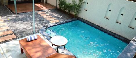 Kolam renang persendirian
