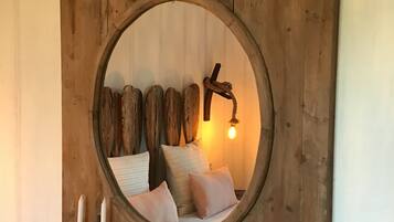 1 habitación, tabla de planchar con plancha y cuna de viaje