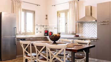 House, 3 Bedrooms (1) | Private kitchen | Full-size fridge, oven, stovetop, coffee/tea maker