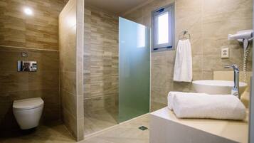 Ein modernes Badezimmer mit Toilette, Dusche und Waschbecken.