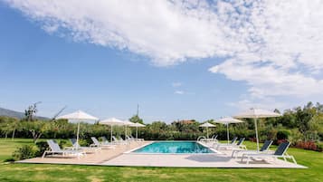 Una piscina al aire libre de temporada