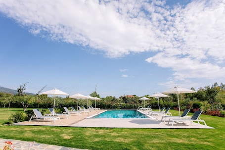Una piscina al aire libre de temporada