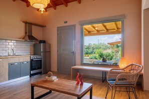 Full-sized fridge, oven, stovetop, coffee/tea maker